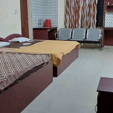 Guruvayur Adithya Bagian luar foto