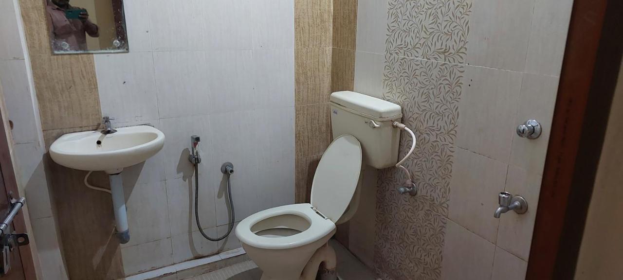 Guruvayur Adithya Bagian luar foto