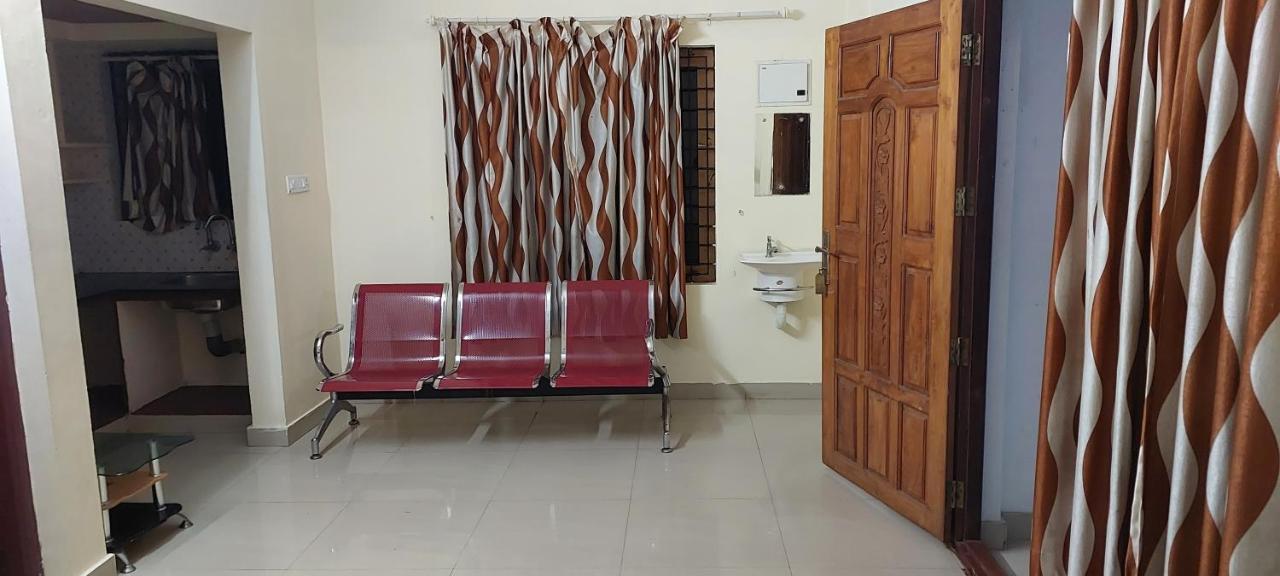 Guruvayur Adithya Bagian luar foto