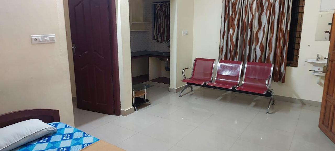 Guruvayur Adithya Bagian luar foto