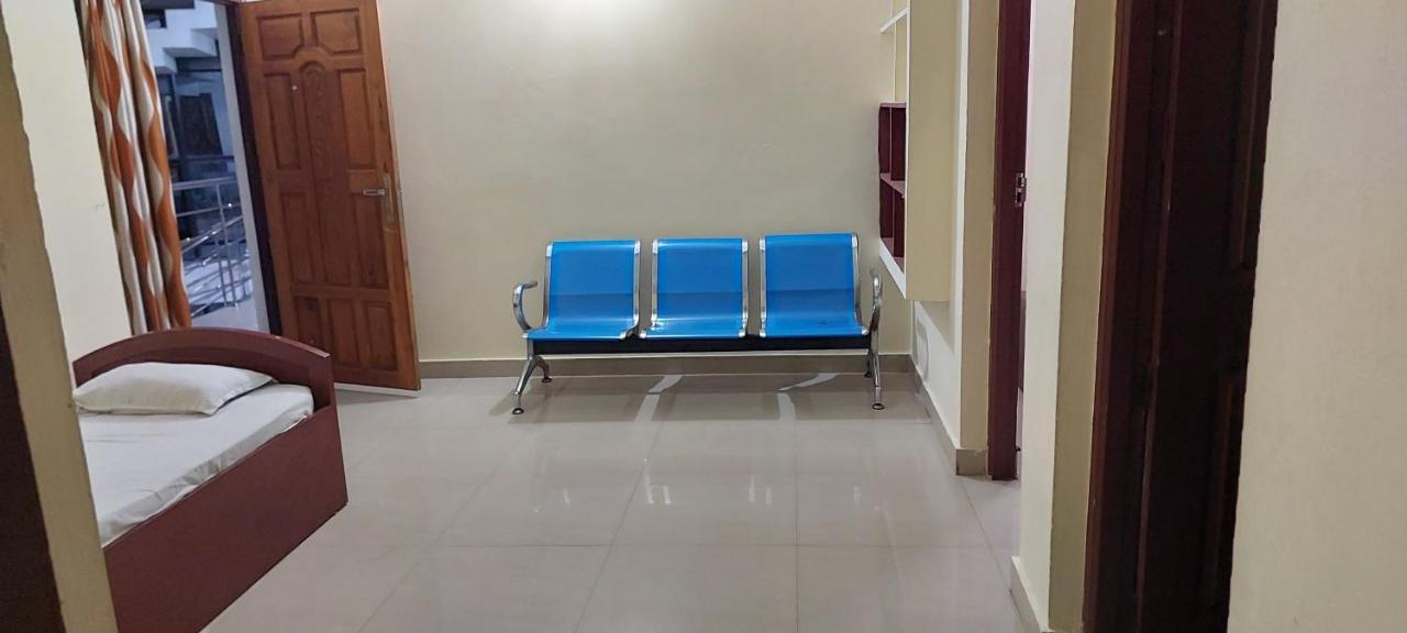Guruvayur Adithya Bagian luar foto