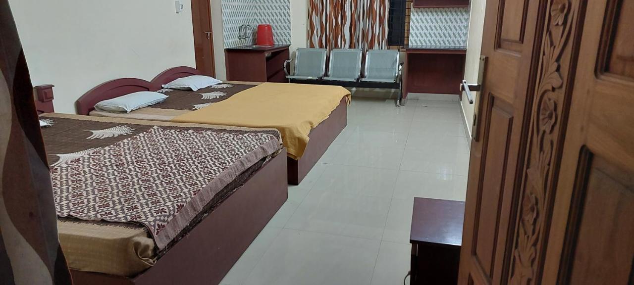Guruvayur Adithya Bagian luar foto